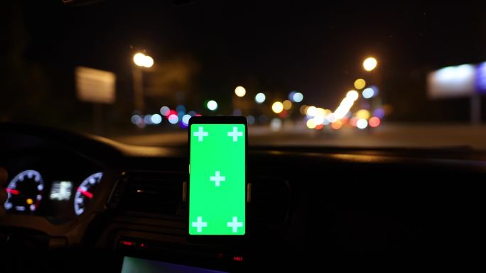 在夜间汽车驾驶背景上显示绿色屏幕