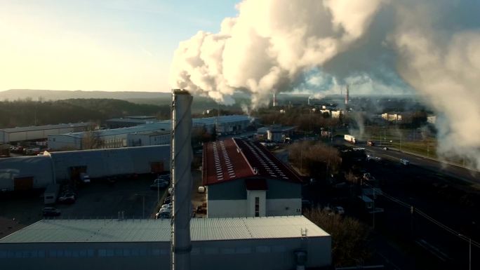 工厂烟囱烟雾弥漫。