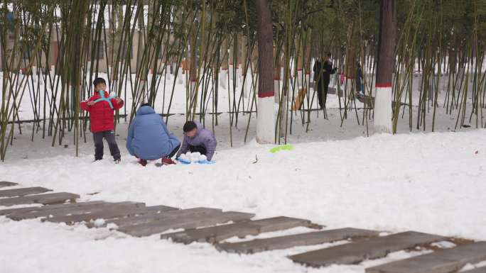 冬天下雪升格爸爸妈妈带孩子滑雪玩雪10