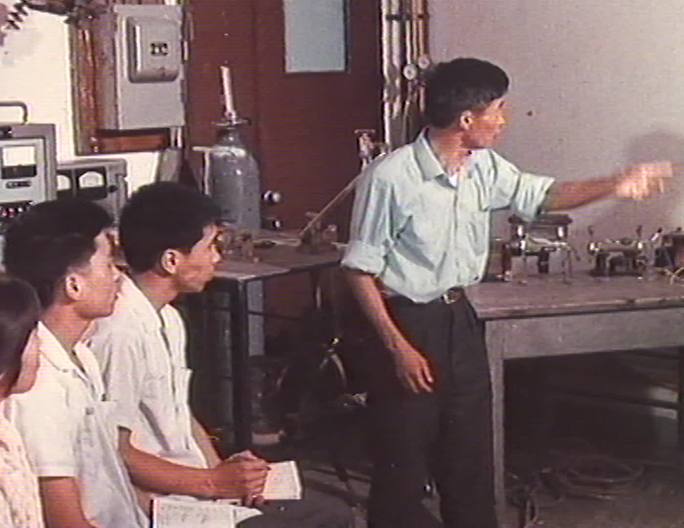 70年代上海干部工人们独立自主自立更生