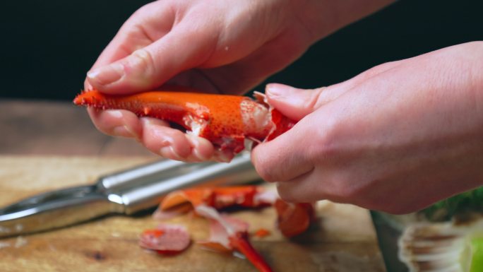 用海鲜工具打碎煮熟的红龙虾