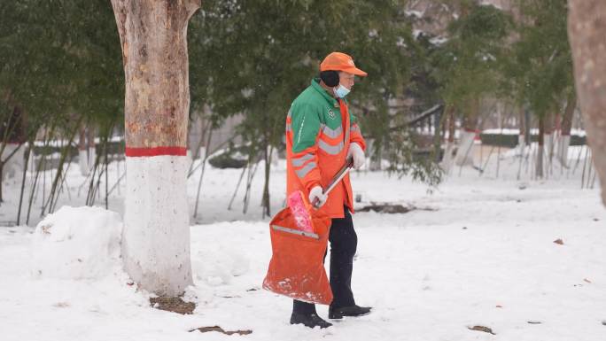 冬天下雪升格环卫工人雪中扫雪清理空镜6