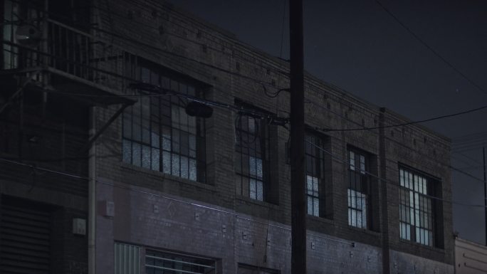 工业区夜间砖砌仓库外部