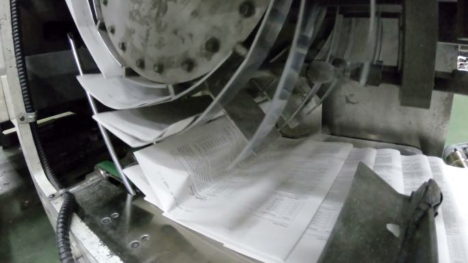 在印刷机的传送带上机械地折叠报纸
