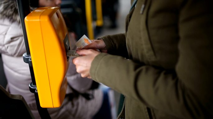 年轻女子在公共交通中验证车票