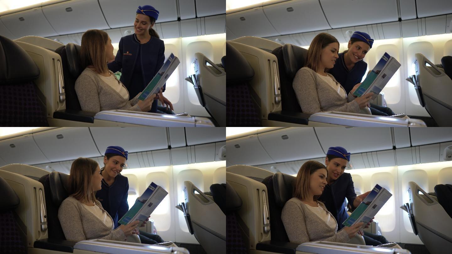 女乘客指着杂志问空姐一些事情