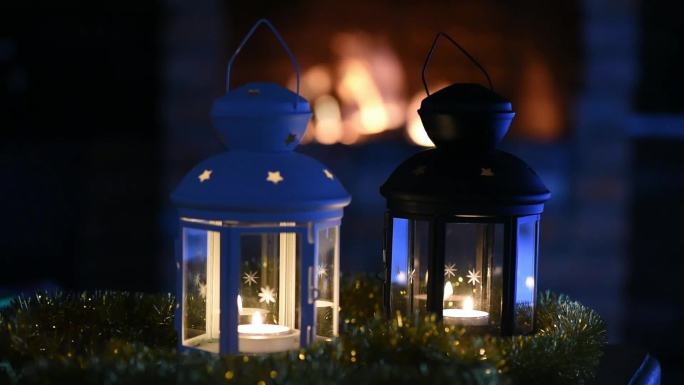 炉边的两只灯笼放松圣诞节蜡烛