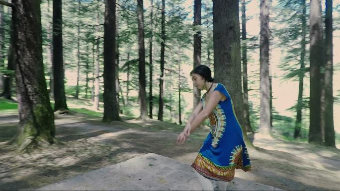 年轻女子跳印度风格的舞蹈。