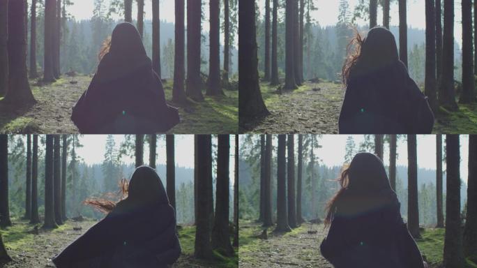 一名女子在森林中奔跑