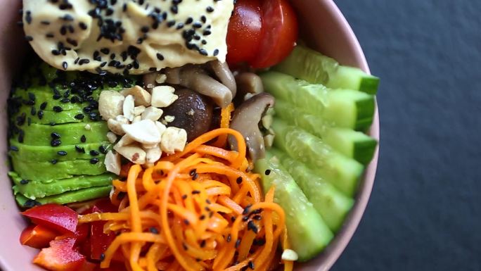 用天然素食原料准备的美味午餐