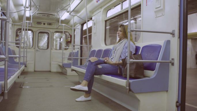 坐在地铁里的年轻女子