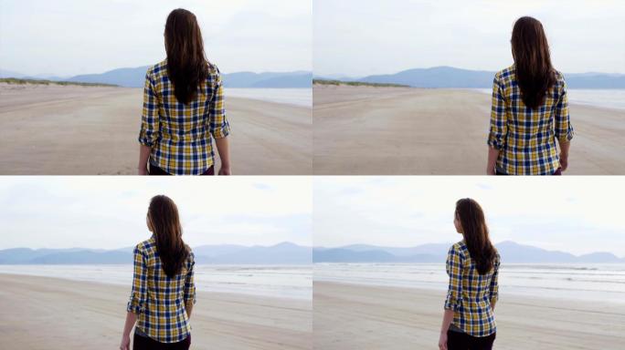 女子在海滩上行走孤单背影孤独女孩一个人走