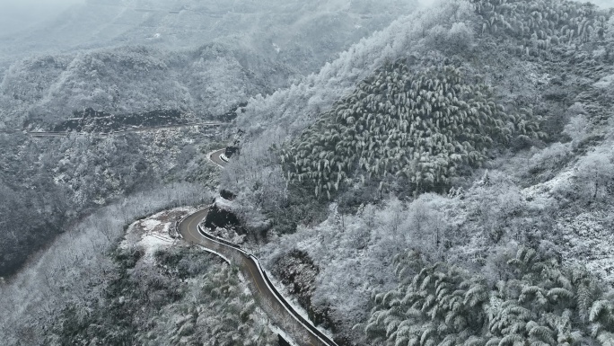 航拍冬天寒潮山区积雪高山雪山交通道路