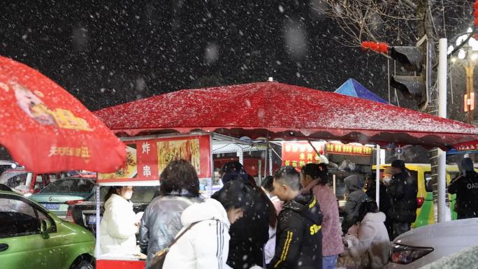 夜晚下雪热闹的街头