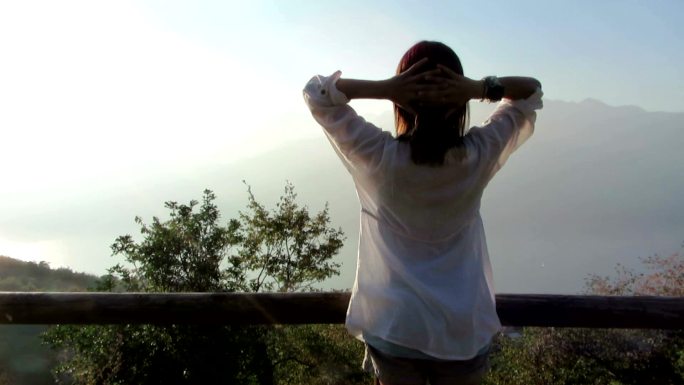 年轻女子伸开双臂旅游宣传片视频素材风光风
