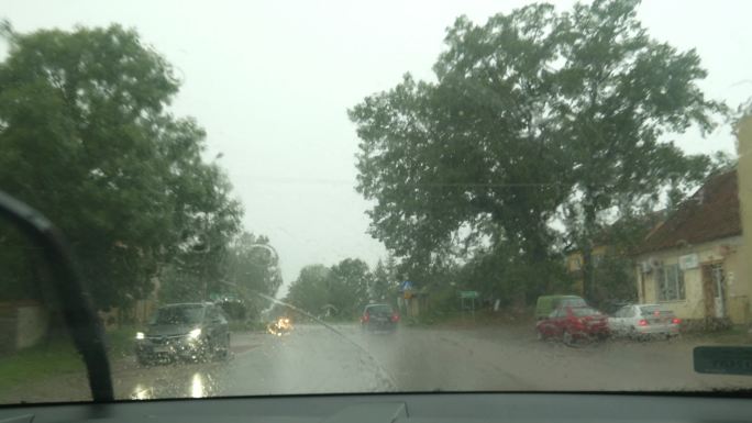 开车、倾盆大雨、司机和乘客的视角