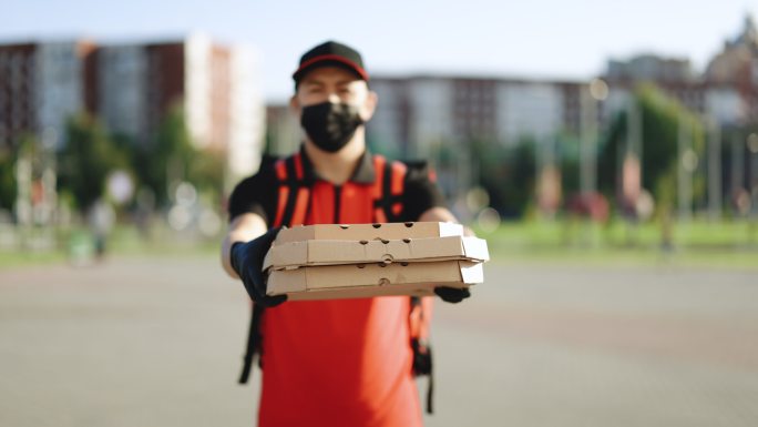 送餐员用纸箱装着披萨
