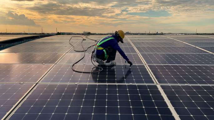 安装和维护太阳能光伏板的技术员。
