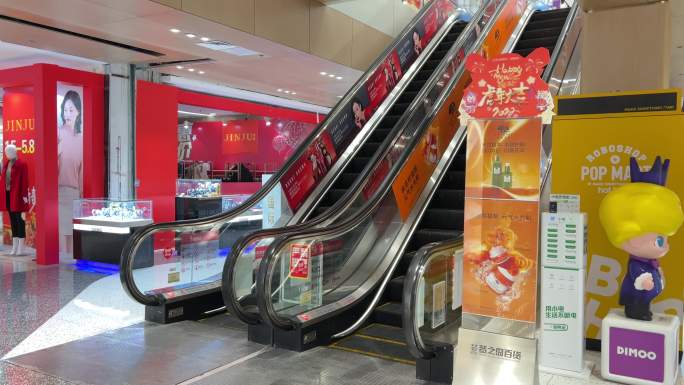 新冠疫情商场无人手扶电梯中国红春节促销