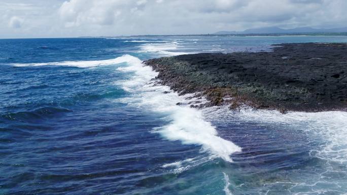 白色滚滚海浪拍打礁石滩的航拍素材
