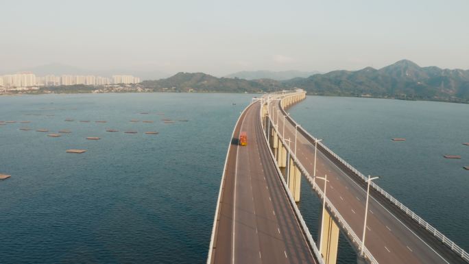 深圳湾大桥景观跨海大桥运输集装箱货车