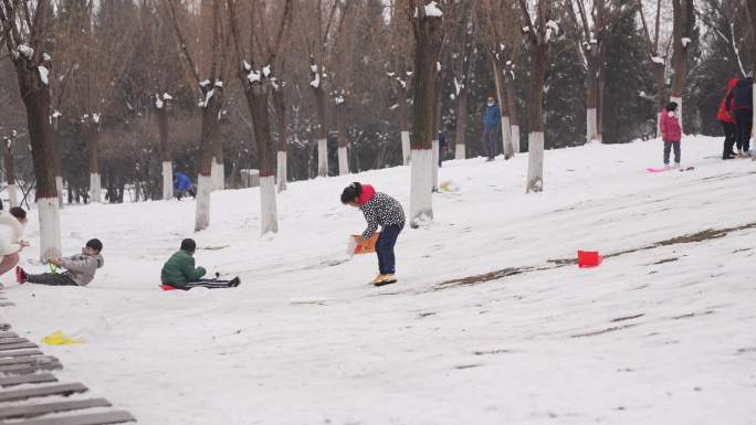 冬天下雪升格爸爸妈妈带孩子雪中滑雪玩雪8
