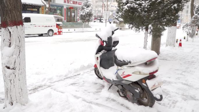 积雪下摩托车