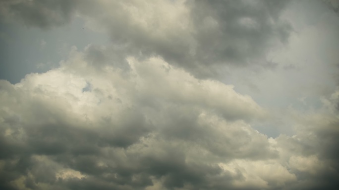 灰色的雨云在天空中移动。