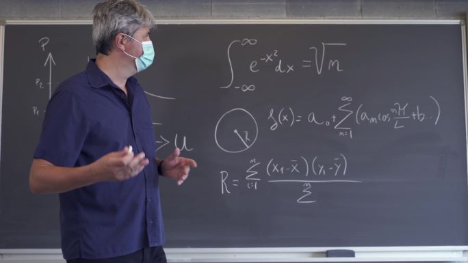 数学老师戴口罩进行教学