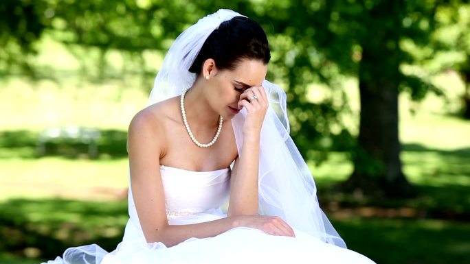 伤心的新娘哭泣国外外国痛苦难过婚纱结婚