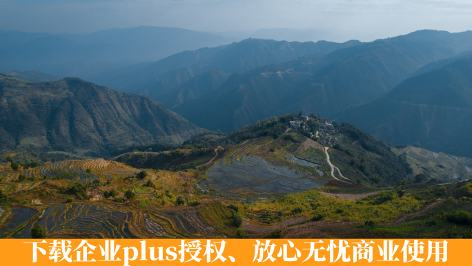 云南红河陡峭山顶哈尼村寨群山延绵梯田全景