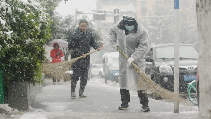 唯美 下雪 扫雪 外卖员 路面 路人