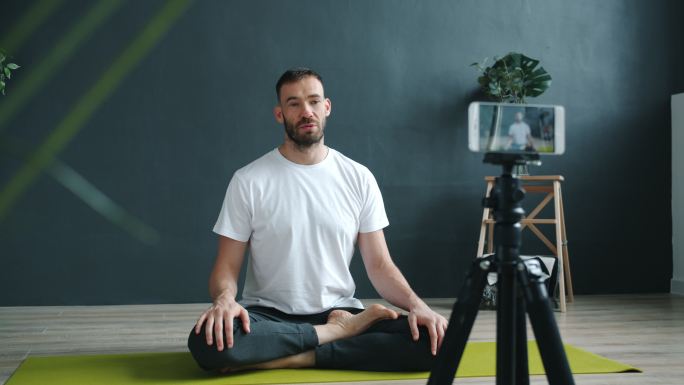 瑜伽老师正在录制视频