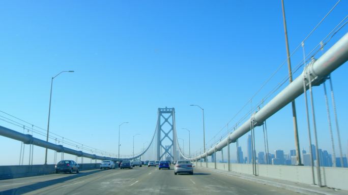 开车行驶在大桥上 车窗外的城市