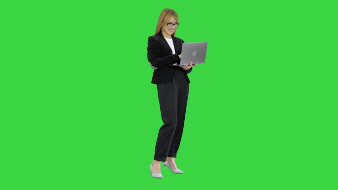 女商人在绿色屏幕上使用笔记本电脑