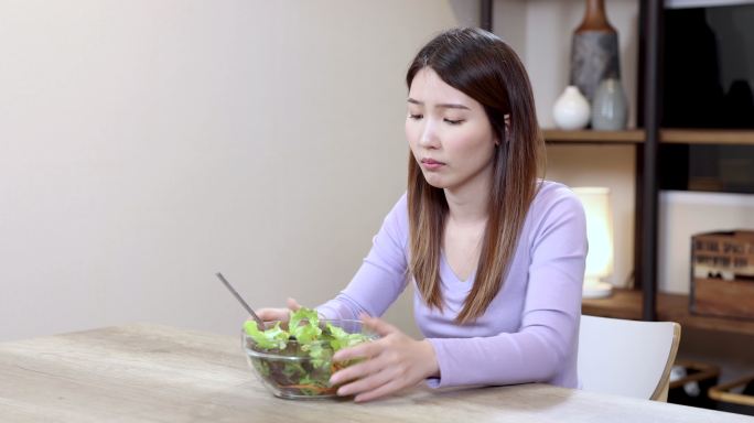 女性不想吃蔬菜。水果蔬菜沙拉减肥厌食挑食