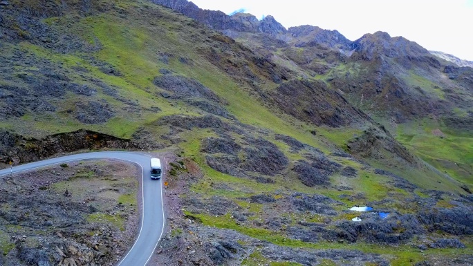 山间道路上的公交车