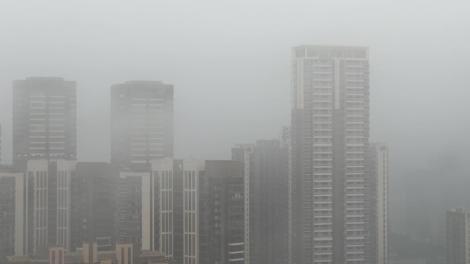 南方春天回南天超高层住宅楼宇烟雨若隐若现