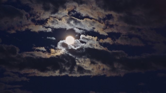美丽的满月和黑色夜空上的白云