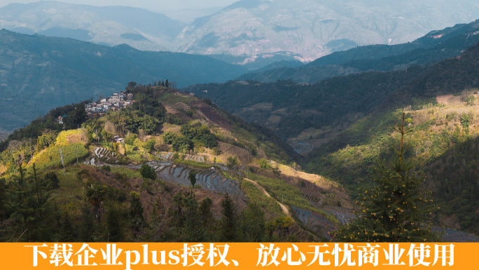 云南山区光影变化里的大山村寨