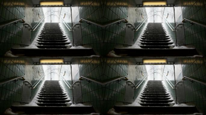 积雪覆盖的楼梯通向地下地铁