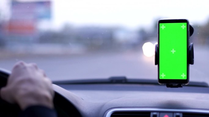 汽车仪表板绿色屏幕上的手机