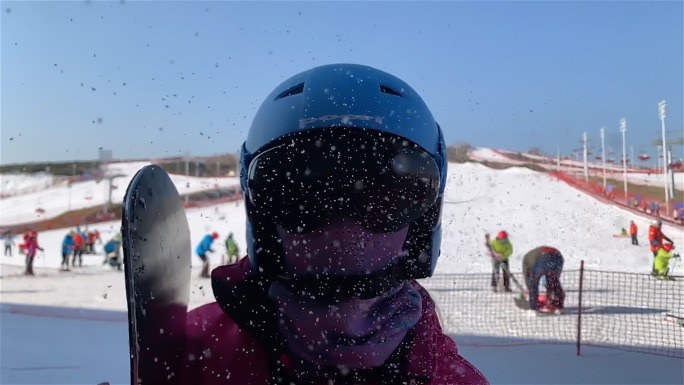 孩子滑雪运动，整理雪具特写