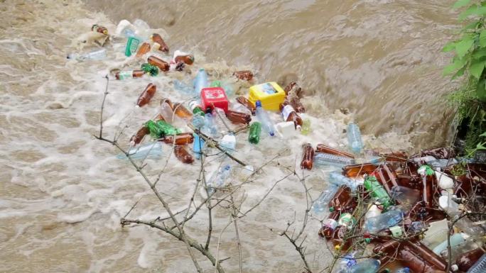 河里堆满了各种各样的塑料垃圾