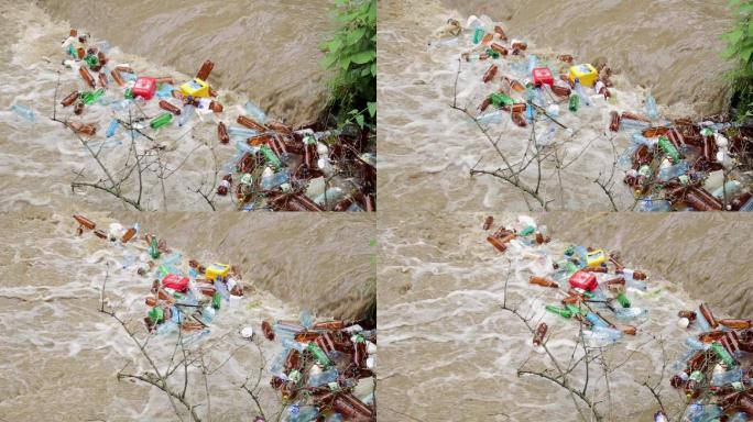 河里堆满了各种各样的塑料垃圾