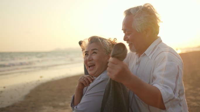 老年夫妇在海滩上享受浪漫假期