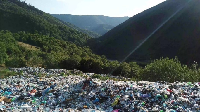 山脉下的塑料瓶和其他垃圾。