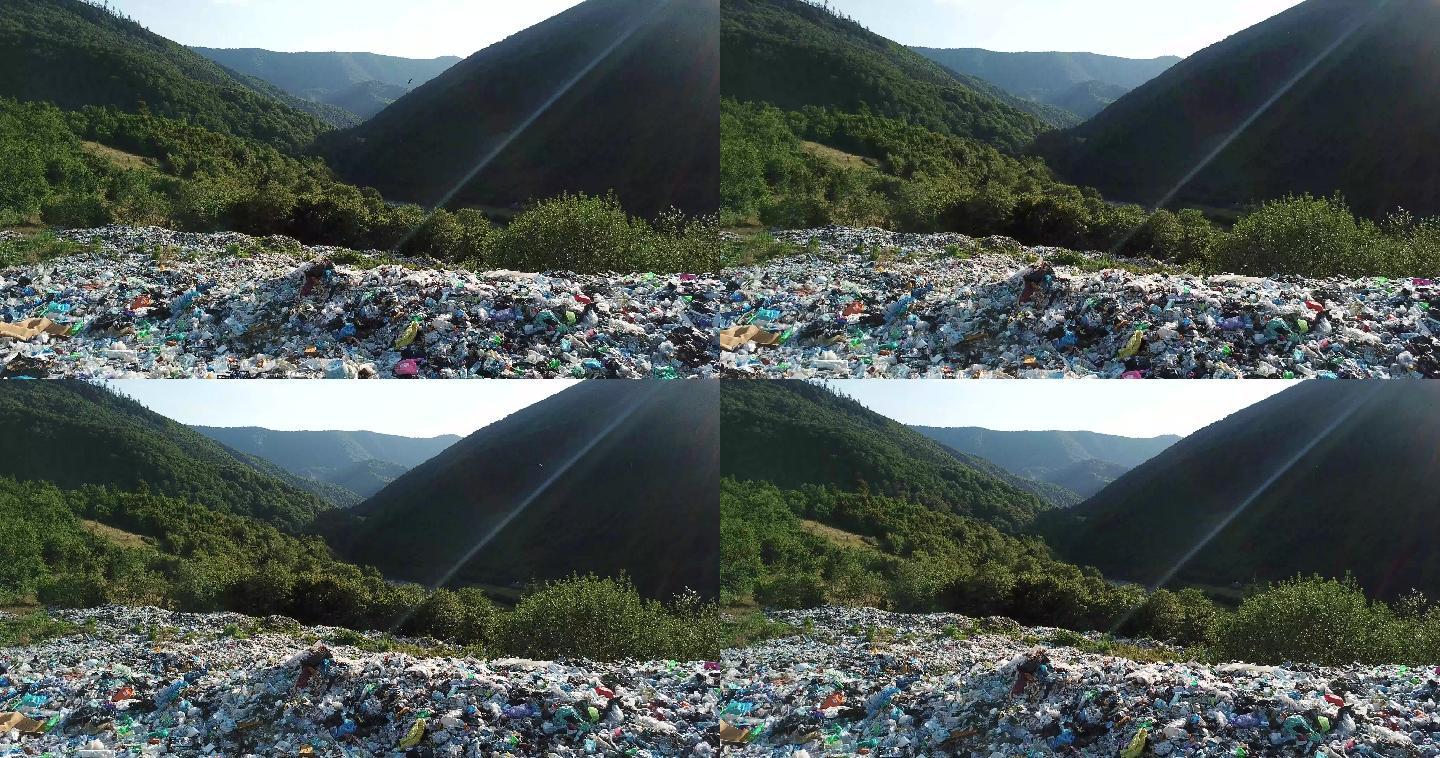 山脉下的塑料瓶和其他垃圾。