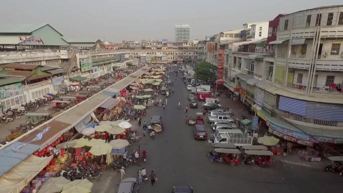 鸟瞰柬埔寨拥挤的街市。