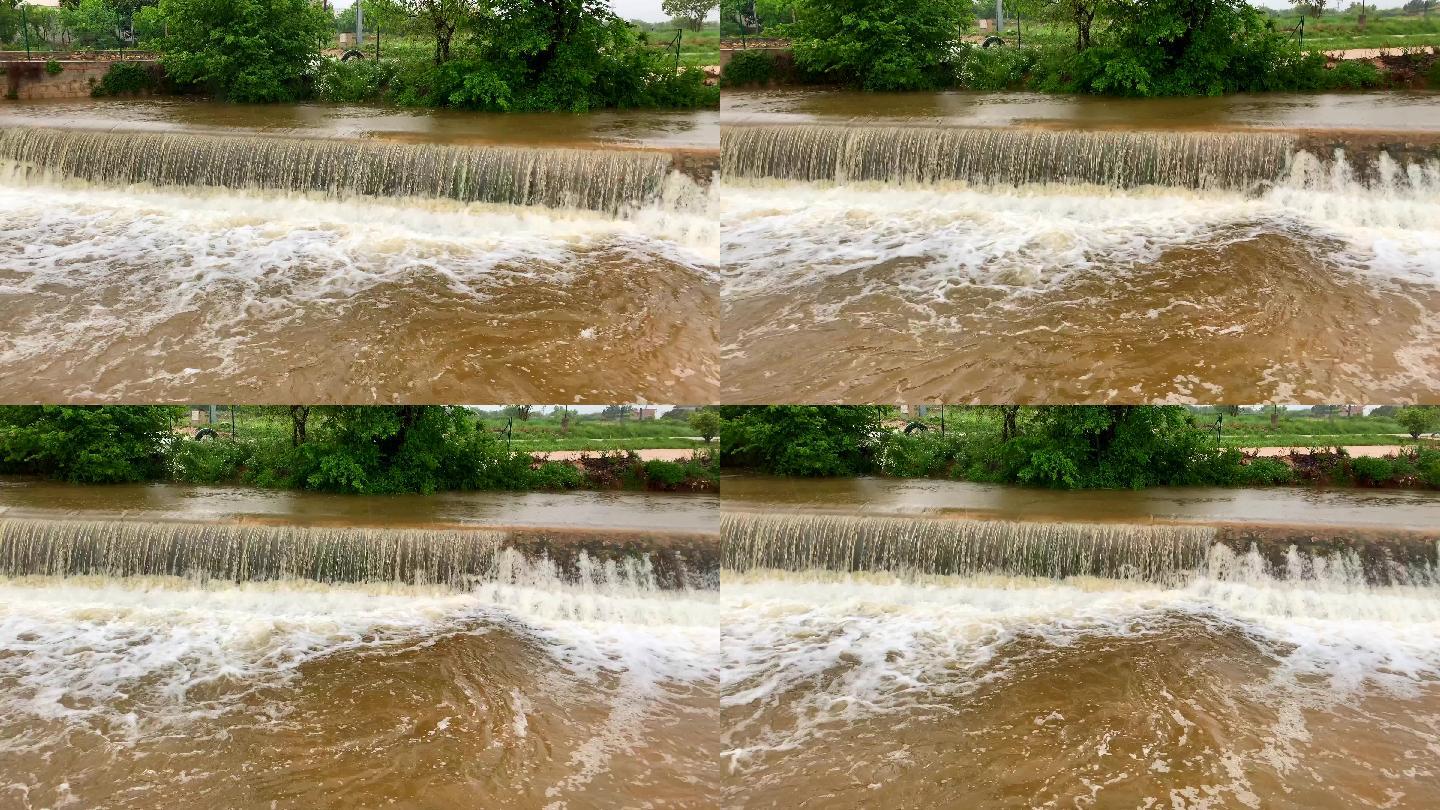 雨天河裡溢出的水壩.